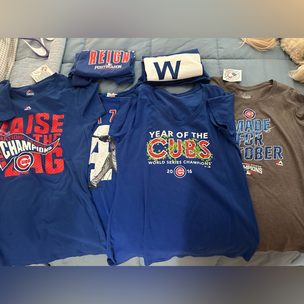 Women’s Medium Chicago Cubs shirt bundle